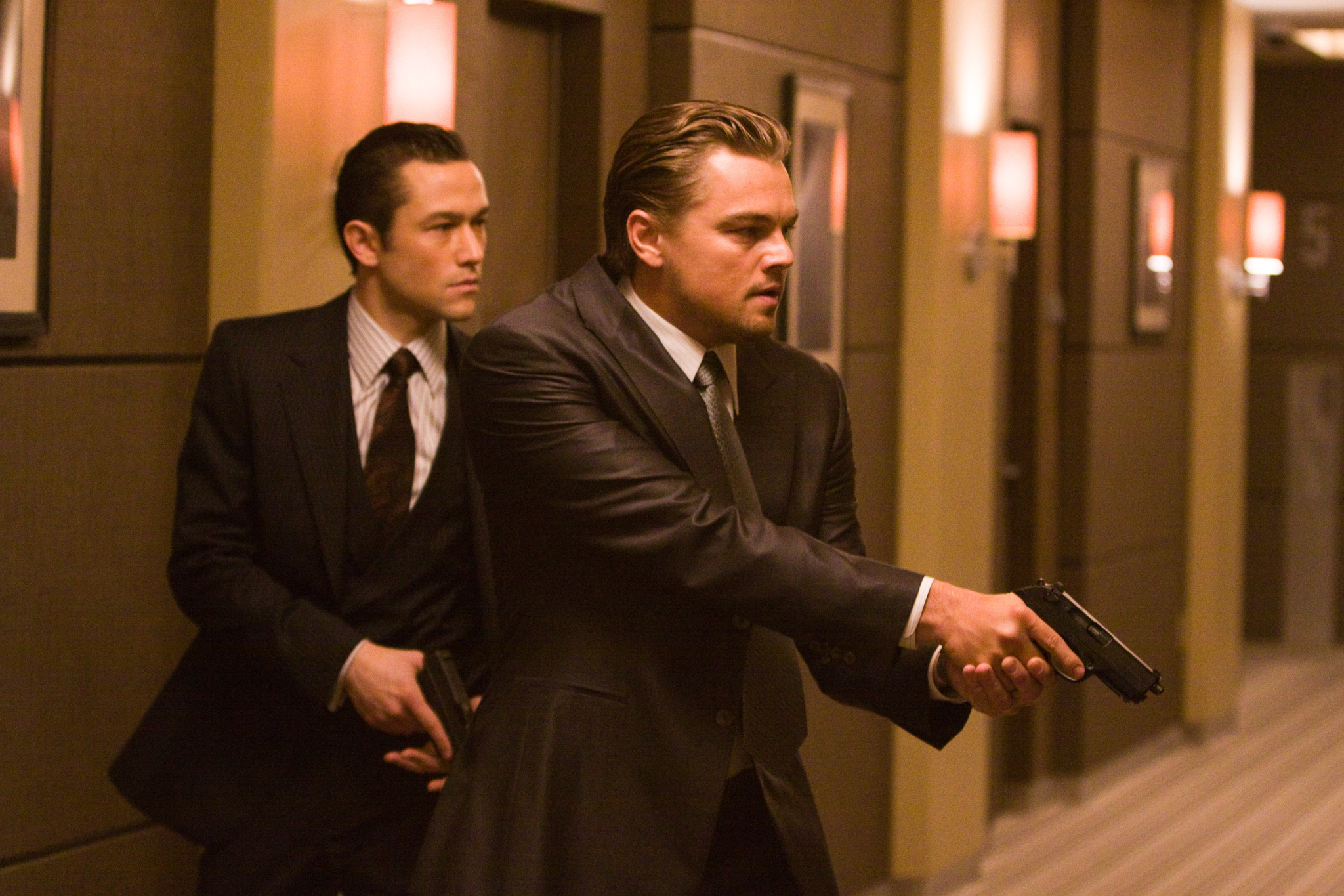 Still of Leonardo DiCaprio and Joseph Gordon-Levitt in Pradzia (2010)