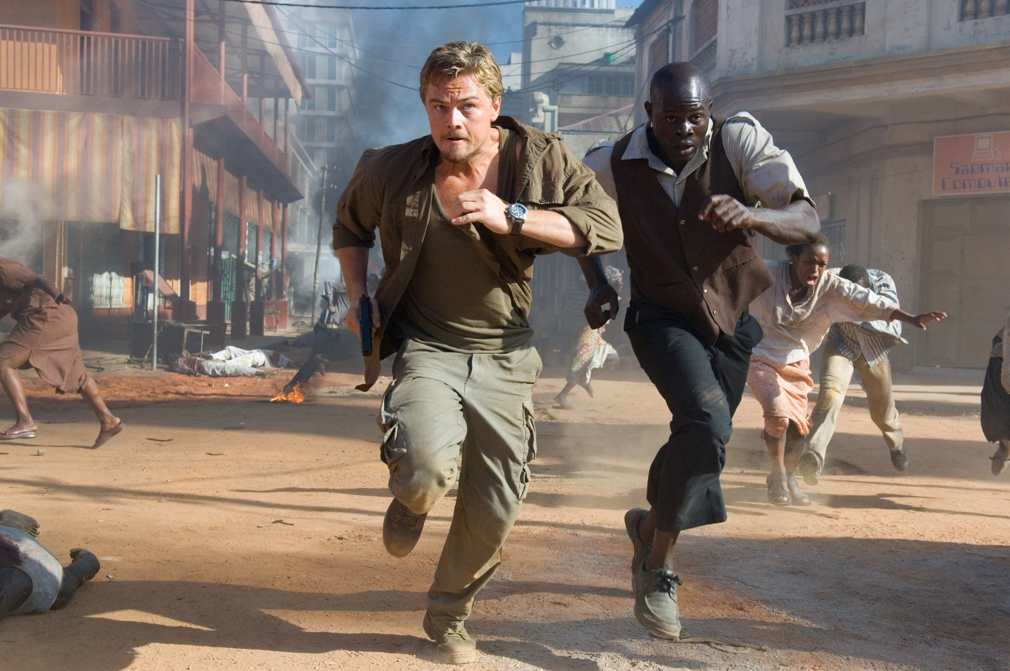 Still of Leonardo DiCaprio and Djimon Hounsou in Kruvinas deimantas (2006)