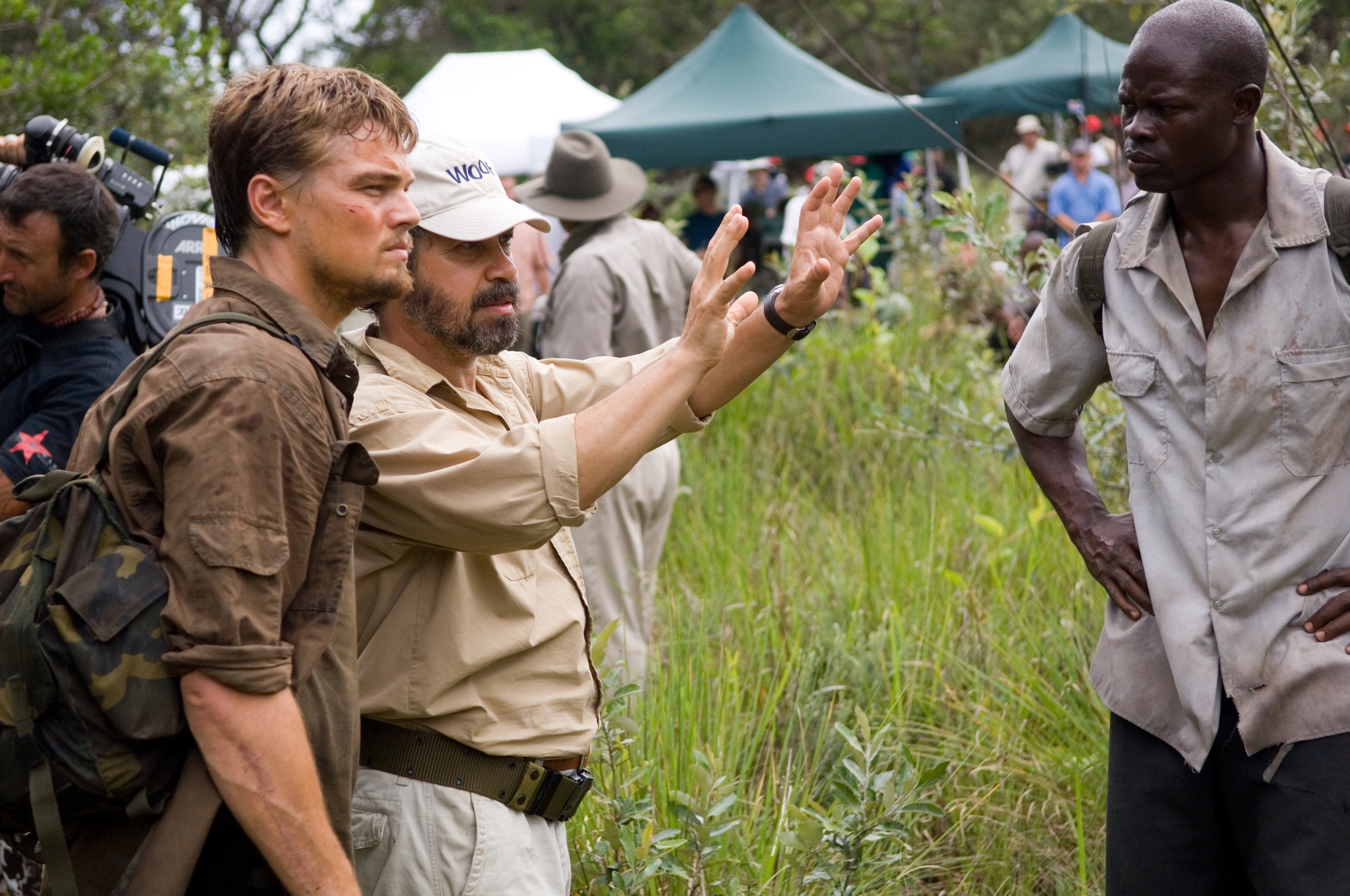 Still of Leonardo DiCaprio, Edward Zwick and Djimon Hounsou in Kruvinas deimantas (2006)