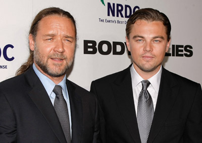 Russell Crowe and Leonardo DiCaprio at event of Melo pinkles (2008)