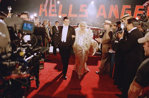 Leonardo DiCaprio and Gwen Stefani in Aviatorius (2004)