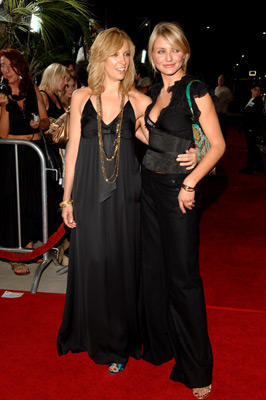 Cameron Diaz and Toni Collette at event of As - ne blogesne (2005)
