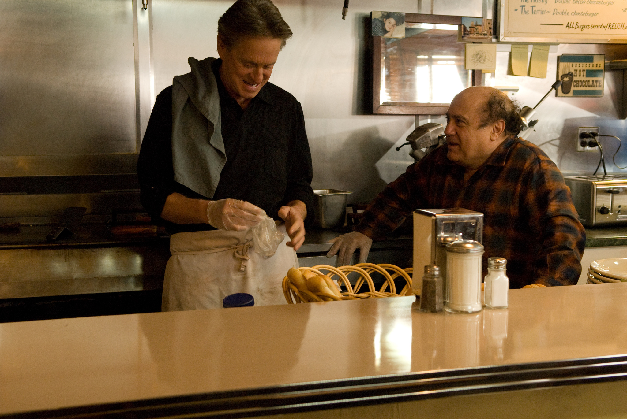 Still of Michael Douglas and Danny DeVito in Solitary Man (2009)