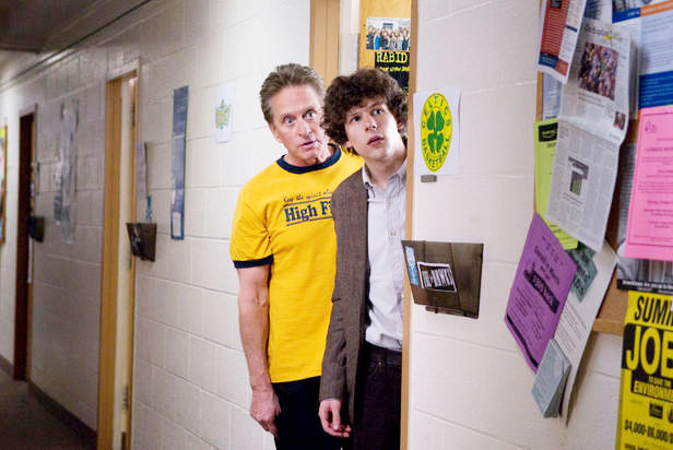 Still of Michael Douglas and Jesse Eisenberg in Solitary Man (2009)