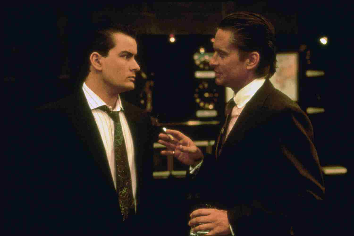 Still of Michael Douglas and Charlie Sheen in Volstrytas (1987)