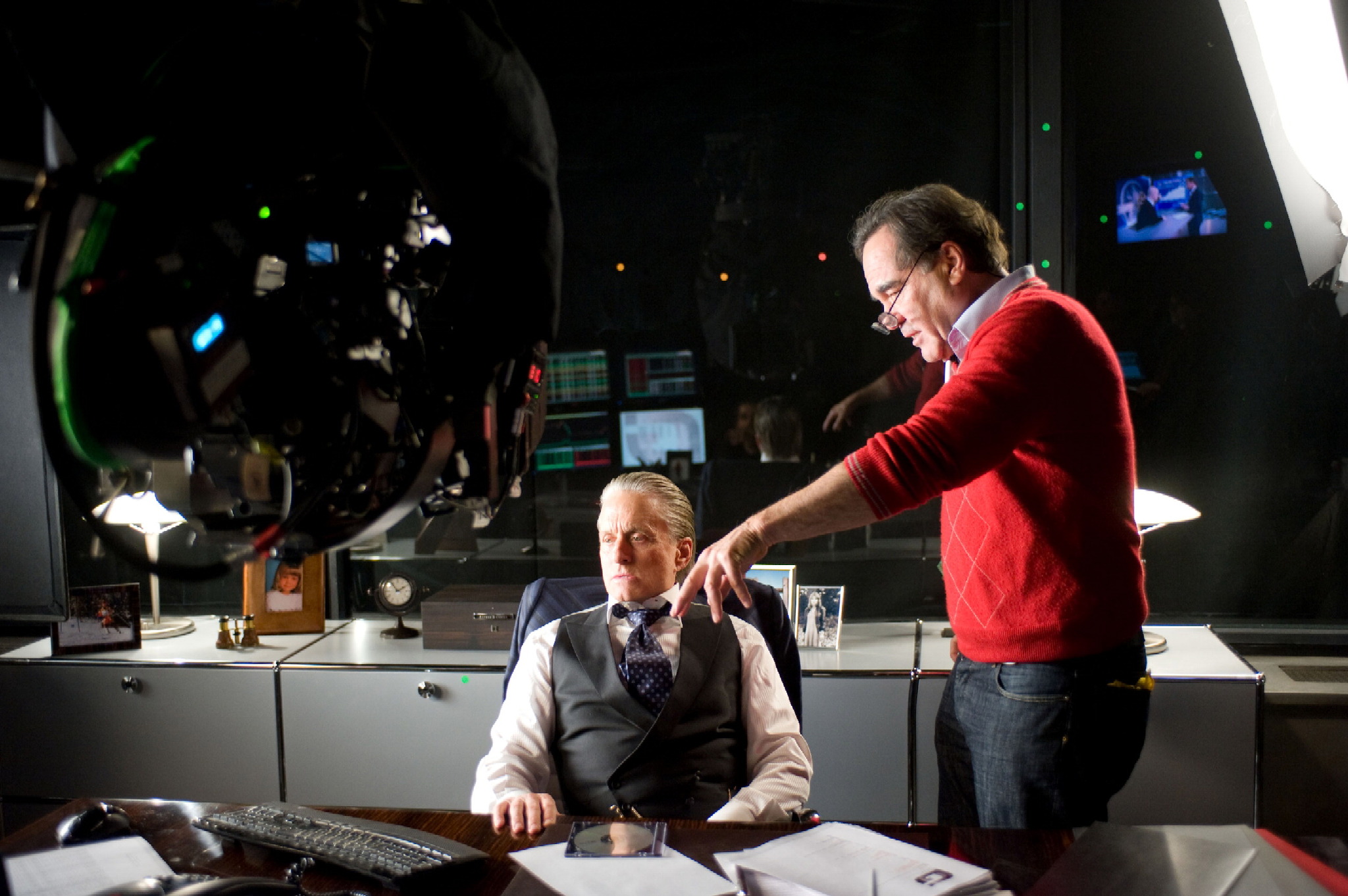 Michael Douglas and Oliver Stone in Volstrytas: pinigai nesnaudzia (2010)