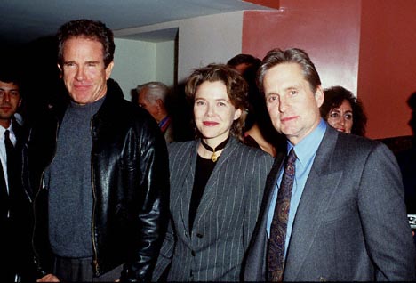 Michael Douglas, Warren Beatty and Annette Bening at event of Demaskavimas (1994)