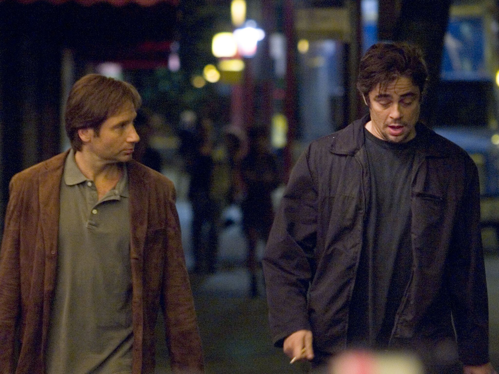 Still of David Duchovny and Benicio Del Toro in Things We Lost in the Fire (2007)
