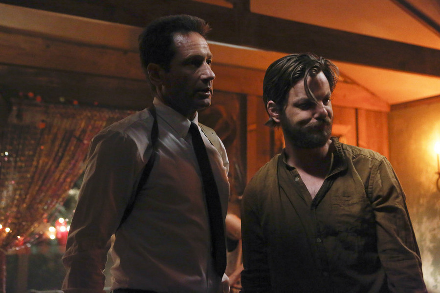 Still of David Duchovny and Gethin Anthony in Aquarius (2015)