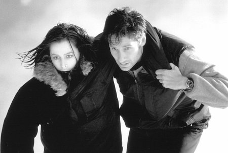 Still of Gillian Anderson and David Duchovny in The X Files (1998)