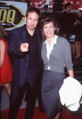 David Duchovny and Téa Leoni at event of The X Files (1998)