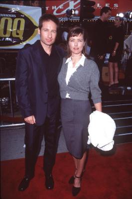 David Duchovny and Téa Leoni at event of The X Files (1998)