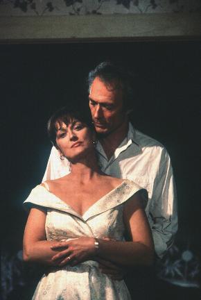 Still of Clint Eastwood and Meryl Streep in Medisono grafystes tiltai (1995)