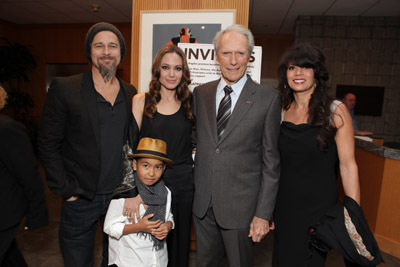 Brad Pitt, Clint Eastwood, Angelina Jolie, Dina Eastwood and Maddox Jolie-Pitt at event of Nenugalimas (2009)