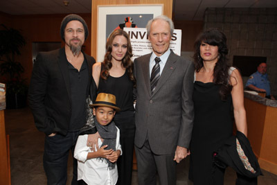 Brad Pitt, Clint Eastwood, Angelina Jolie, Dina Eastwood and Maddox Jolie-Pitt at event of Nenugalimas (2009)