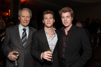 Clint Eastwood, Kyle Eastwood and Scott Eastwood at event of Nenugalimas (2009)