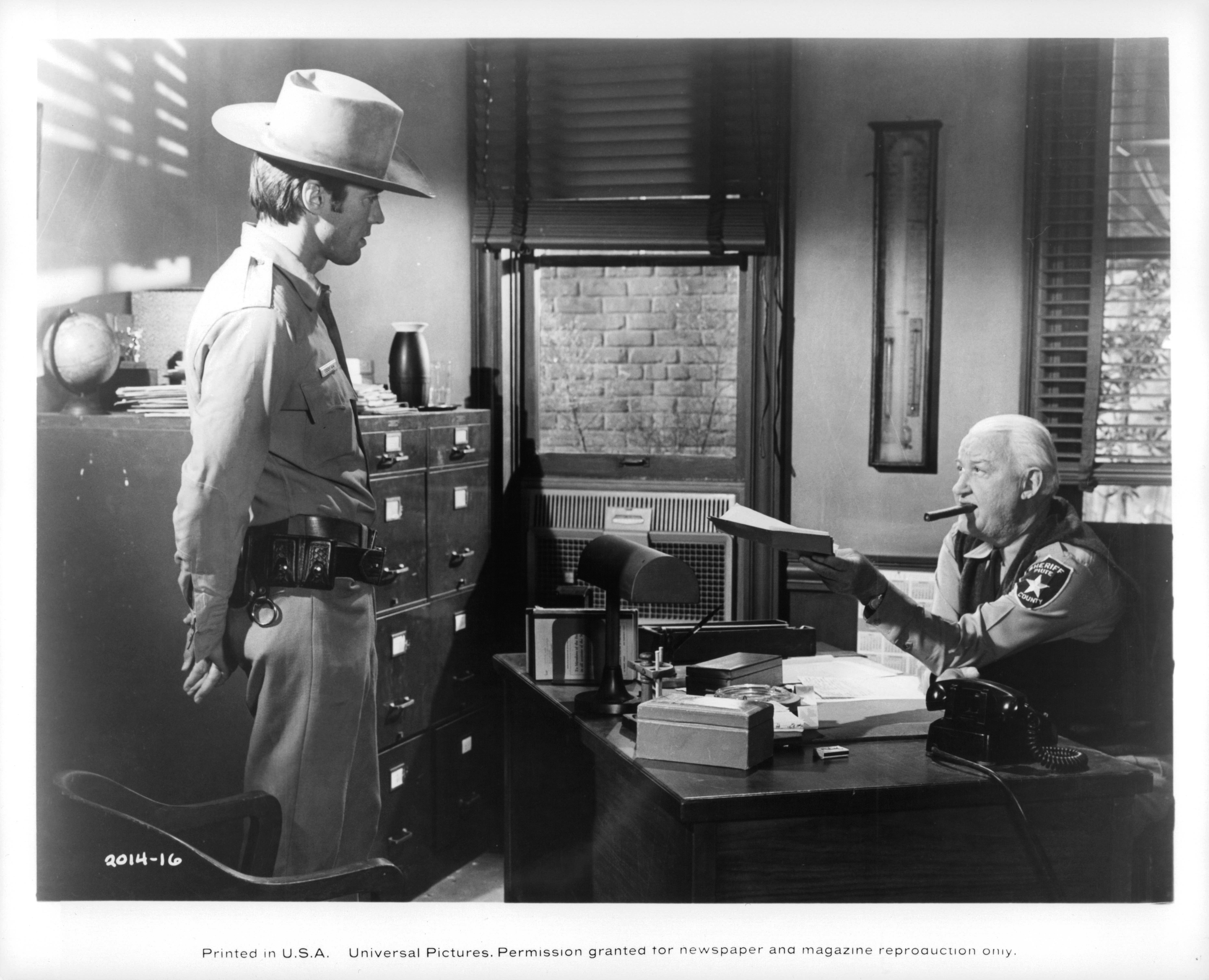 Still of Clint Eastwood and Tom Tully in Coogan's Bluff (1968)