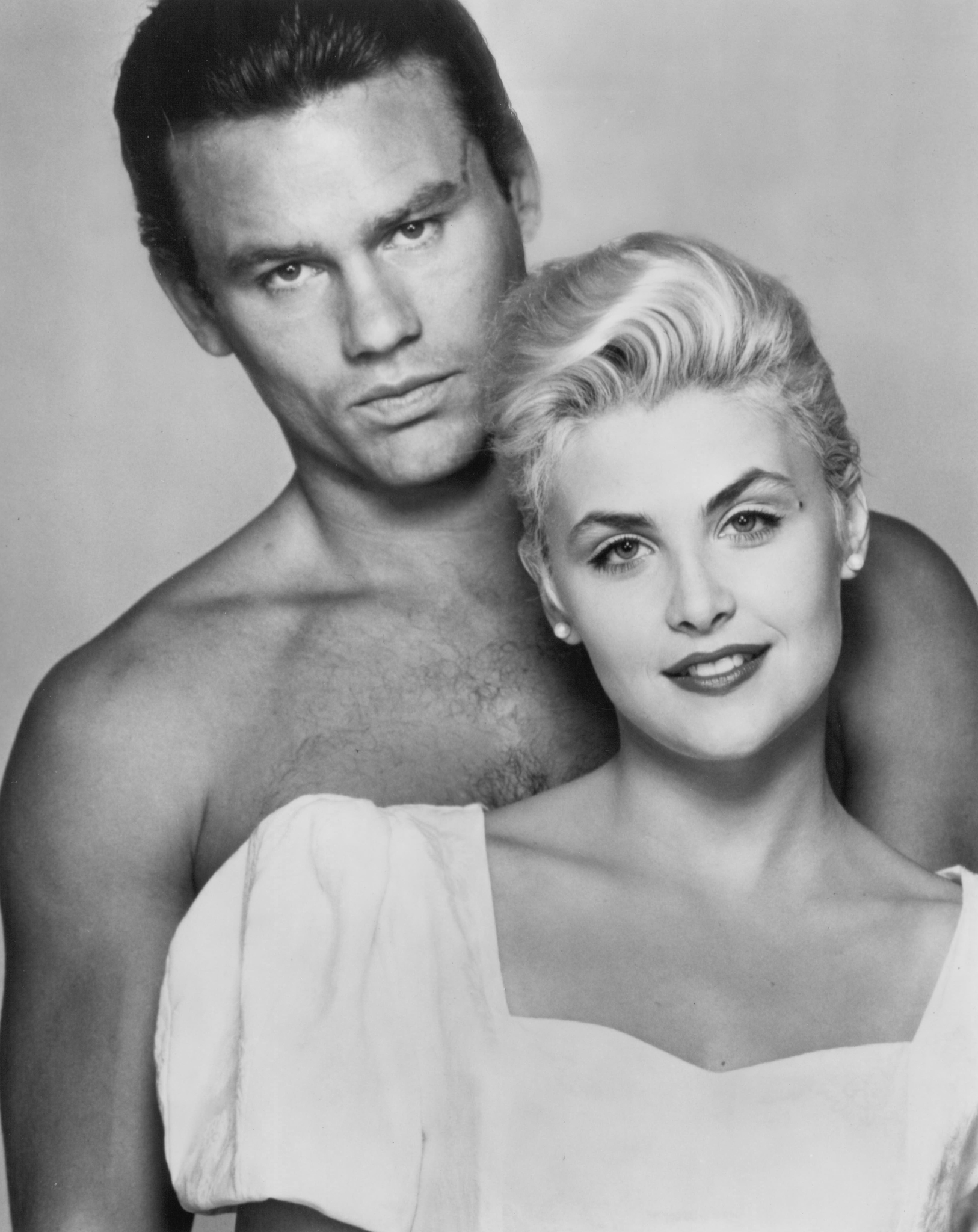 Still of Sherilyn Fenn and Richard Tyson in Two Moon Junction (1988)