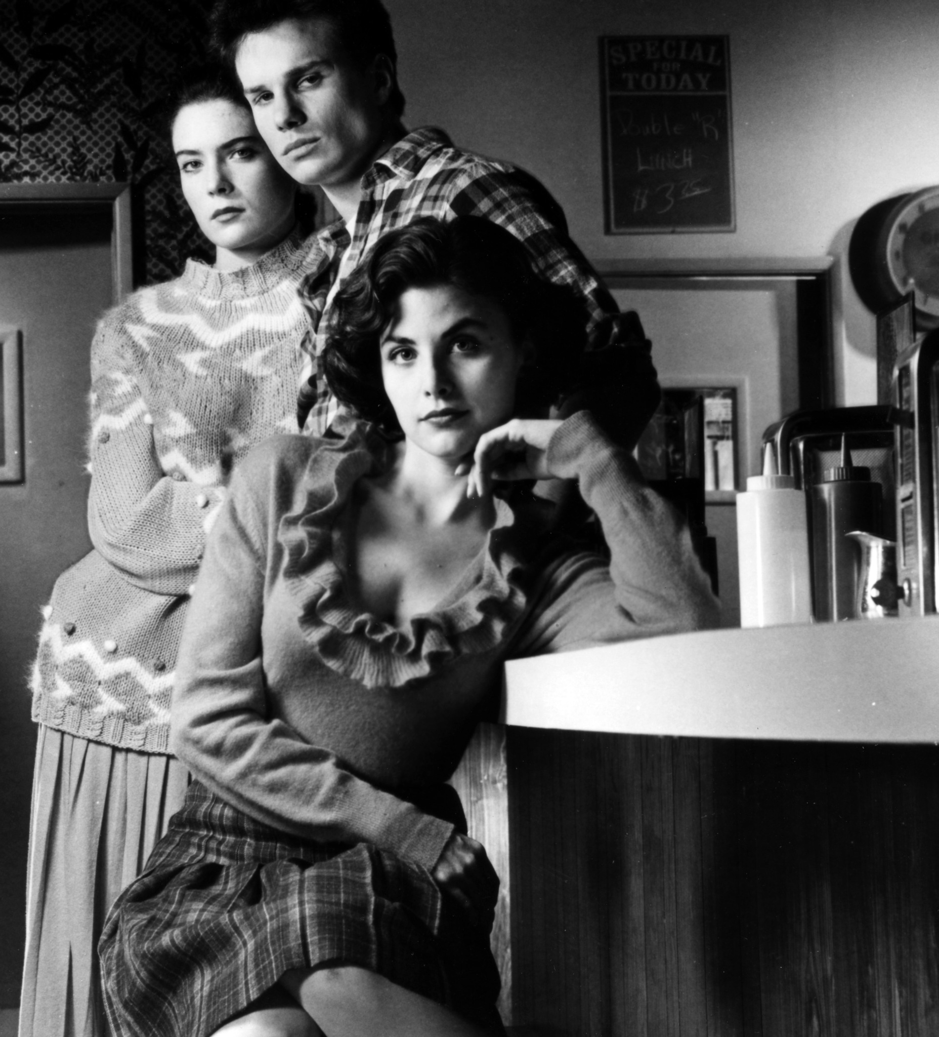 Still of Sherilyn Fenn, Lara Flynn Boyle and James Marshall in Twin Pykso miestelis (1990)