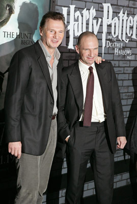 Ralph Fiennes and Liam Neeson at event of Haris Poteris ir mirties relikvijos. 1 dalis (2010)