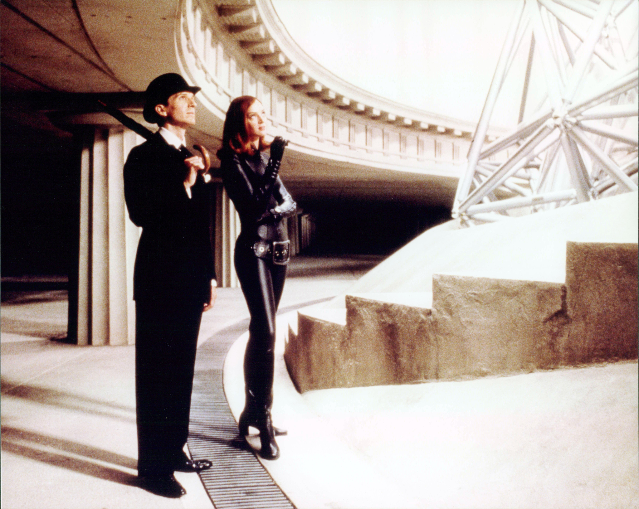 Still of Ralph Fiennes and Uma Thurman in The Avengers (1998)