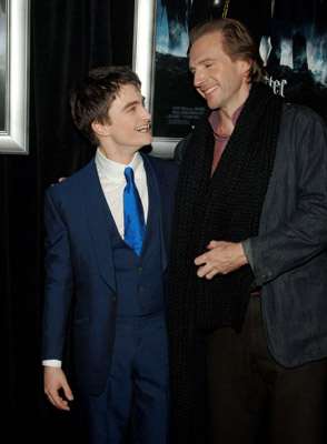 Ralph Fiennes and Daniel Radcliffe at event of Haris Poteris ir ugnies taure (2005)