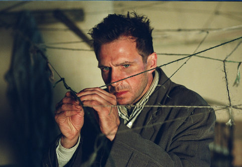 Still of Ralph Fiennes in Spider (2002)