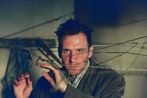 Still of Ralph Fiennes in Spider (2002)