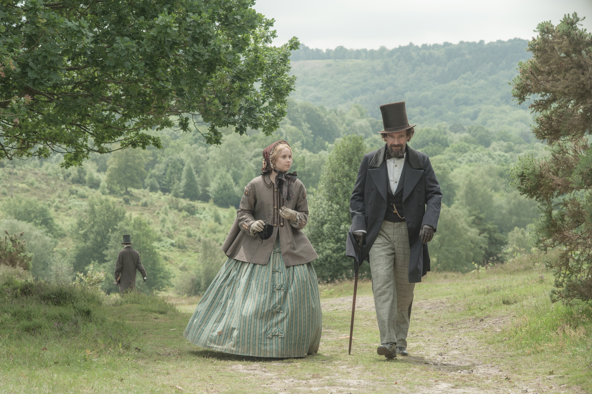 Still of Ralph Fiennes and Felicity Jones in The Invisible Woman (2013)