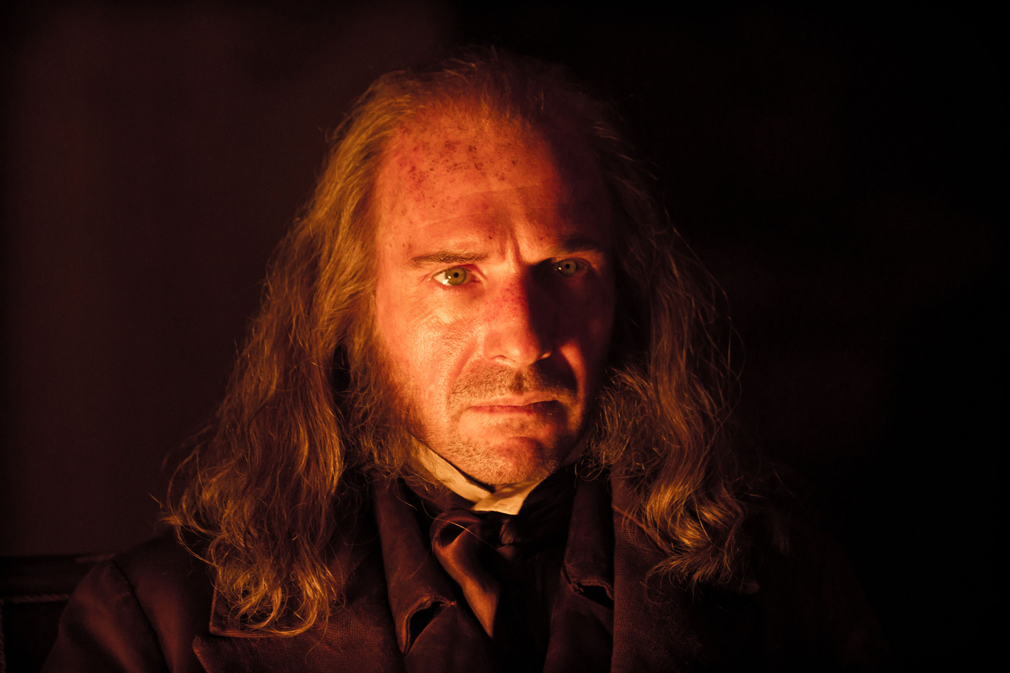 Still of Ralph Fiennes in Didieji lukesciai (2012)