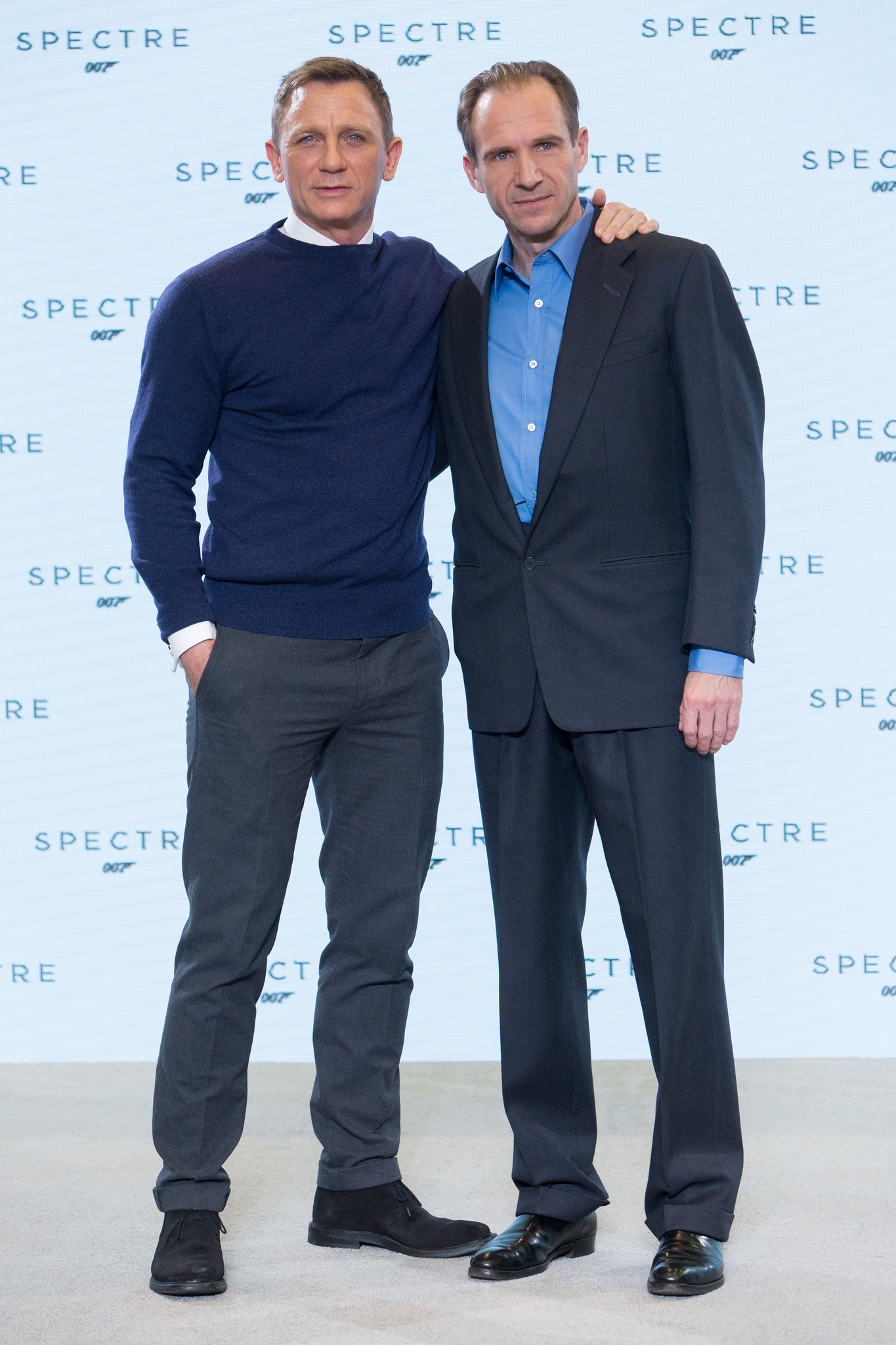 Ralph Fiennes and Daniel Craig at event of Spectre (2015)