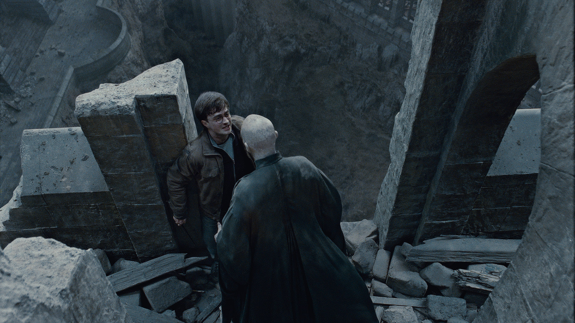 Still of Ralph Fiennes and Daniel Radcliffe in Haris Poteris ir mirties relikvijos. 2 dalis (2011)