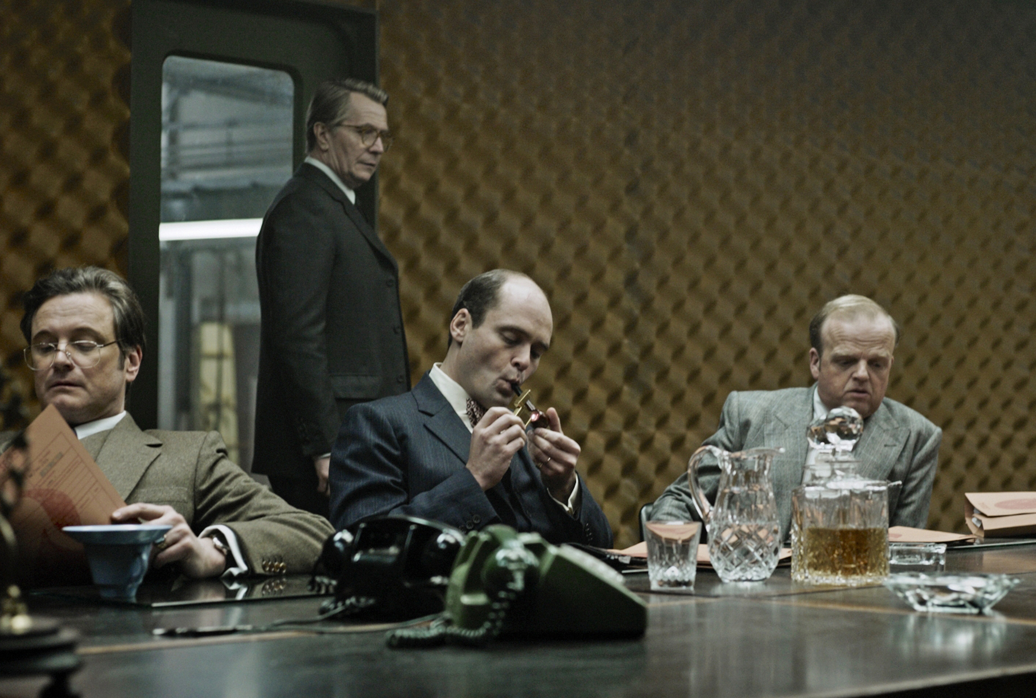 Still of Colin Firth, Ciarán Hinds and Toby Jones in Bastunas, Siuvejas, Kareivis, Snipas (2011)