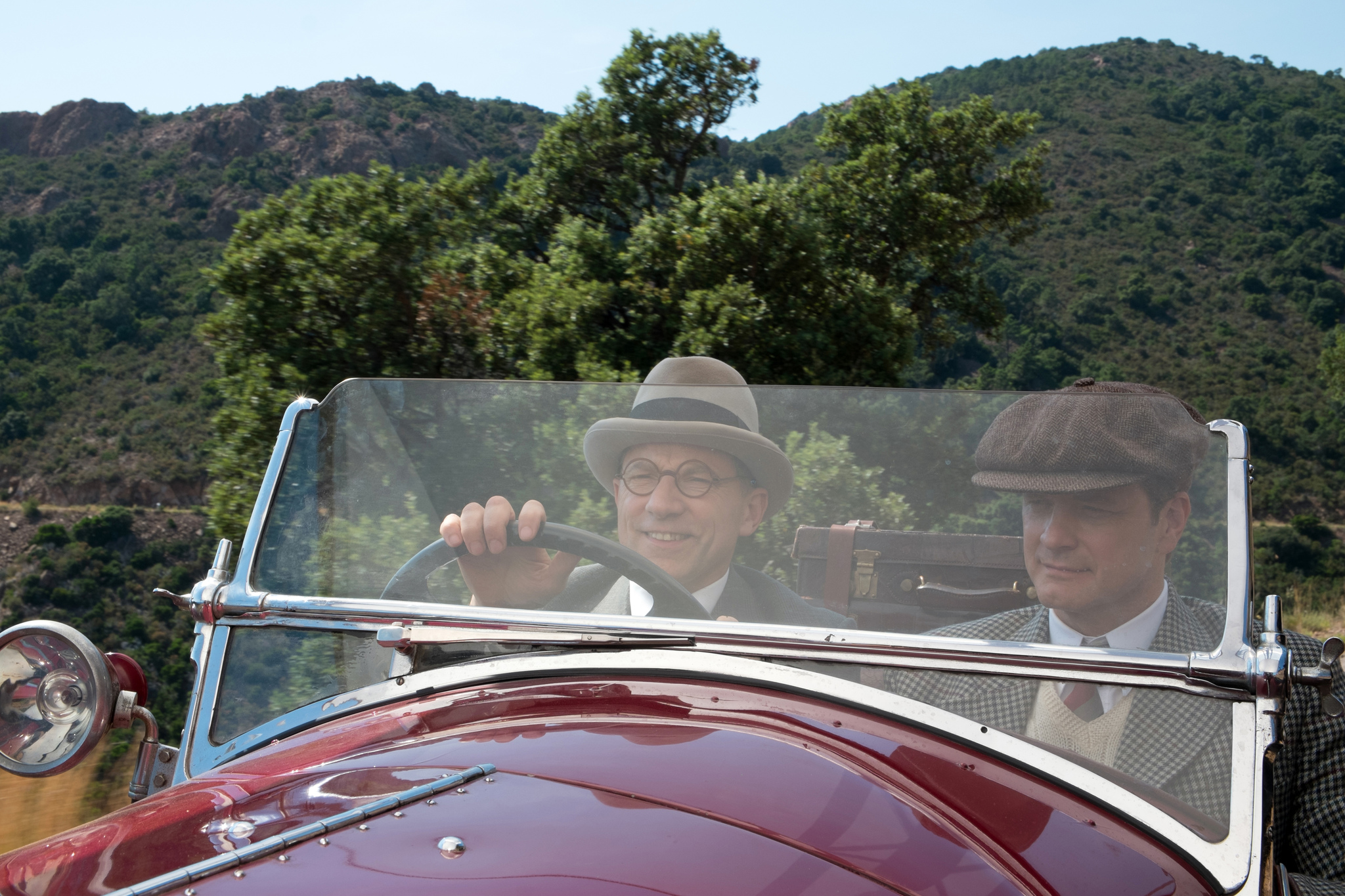 Still of Colin Firth and Simon McBurney in Menesienos magija (2014)