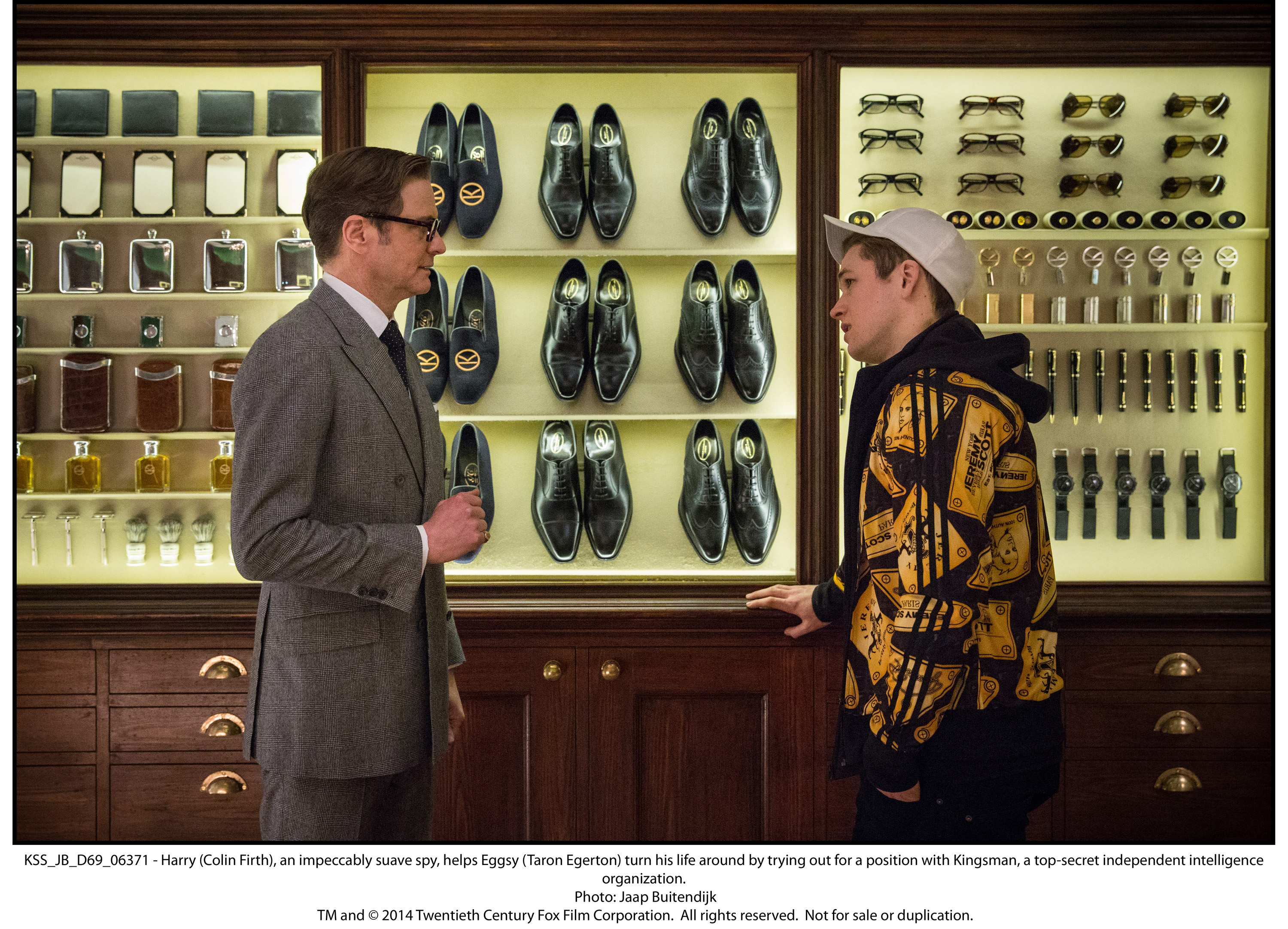 Still of Colin Firth and Taron Egerton in Kingsman. Slaptoji tarnyba (2014)