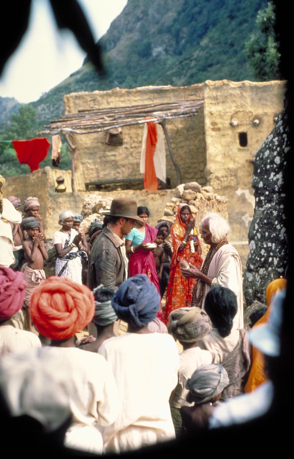 Still of Harrison Ford and D.R. Nanayakkara in Indiana Dzounsas ir lemties sventykla (1984)