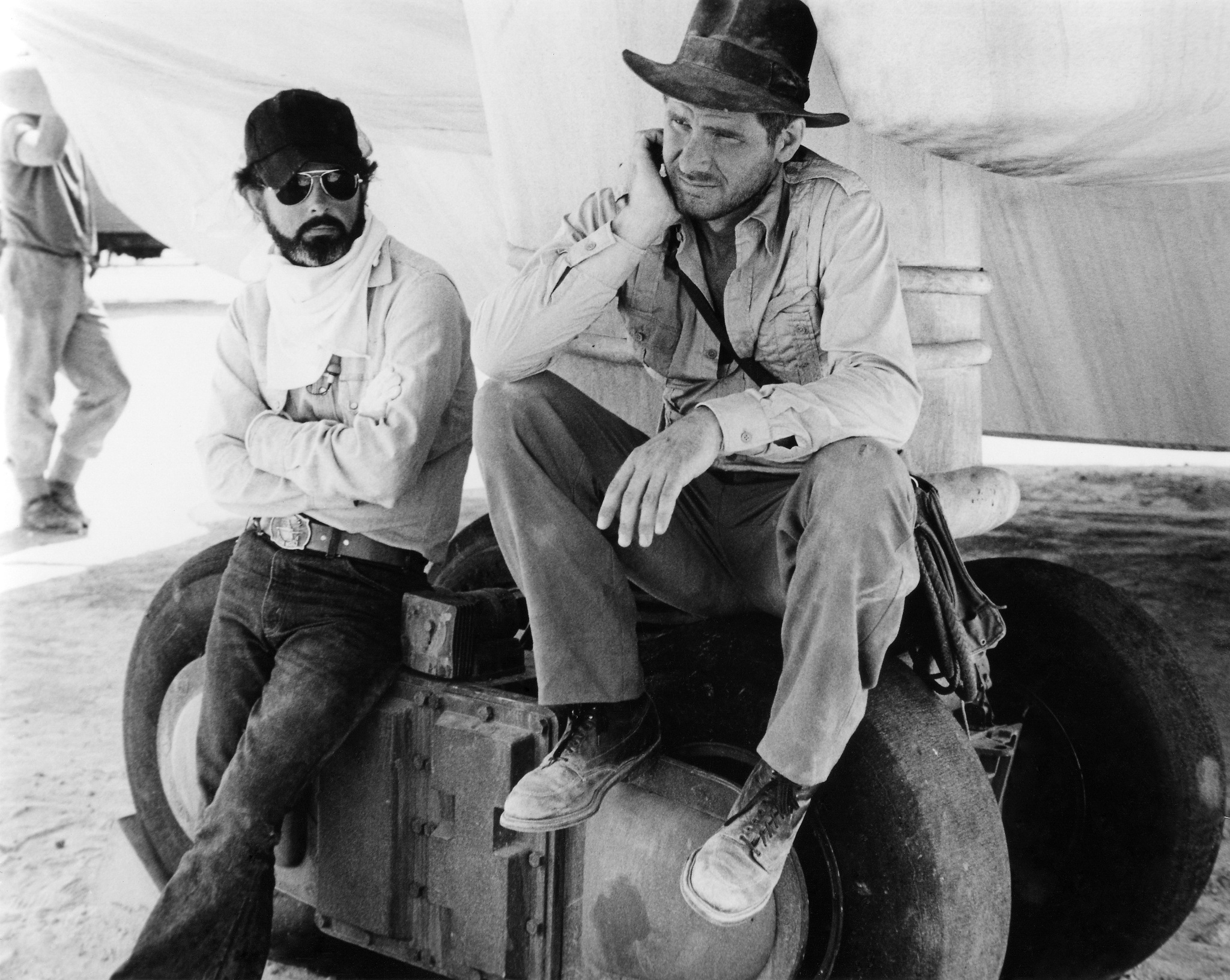Harrison Ford and George Lucas in Indiana Dzounsas ir dingusios Sandoros skrynios ieskotojai (1981)