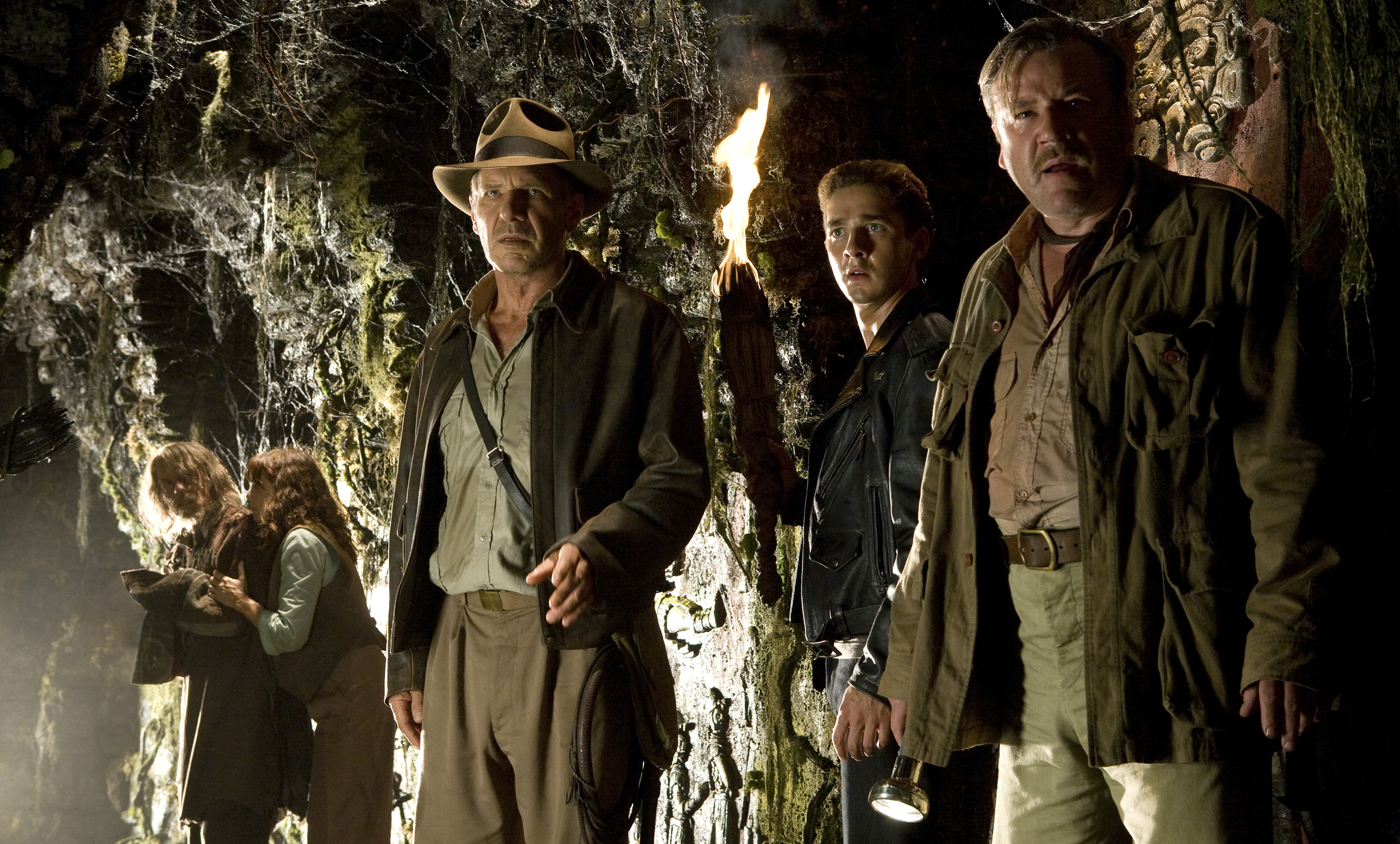 Still of Harrison Ford, Karen Allen, John Hurt, Shia LaBeouf and Ray Winstone in Indiana Dzounsas ir kristolo kaukoles karalyste (2008)