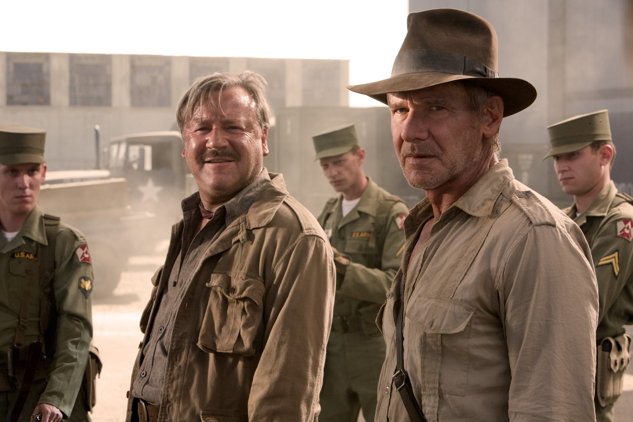 Still of Harrison Ford and Ray Winstone in Indiana Dzounsas ir kristolo kaukoles karalyste (2008)