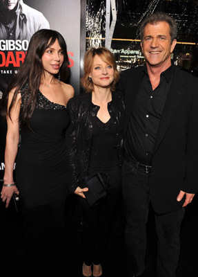Jodie Foster, Mel Gibson and Oksana Grigorieva at event of Edge of Darkness (2010)
