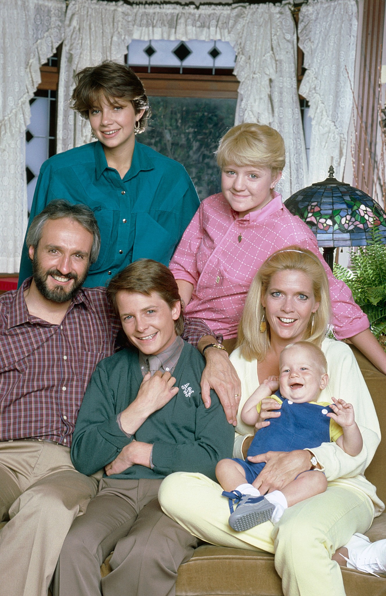 Still of Michael J. Fox, Justine Bateman, Meredith Baxter, Tina Yothers and Michael Gross in Family Ties (1982)