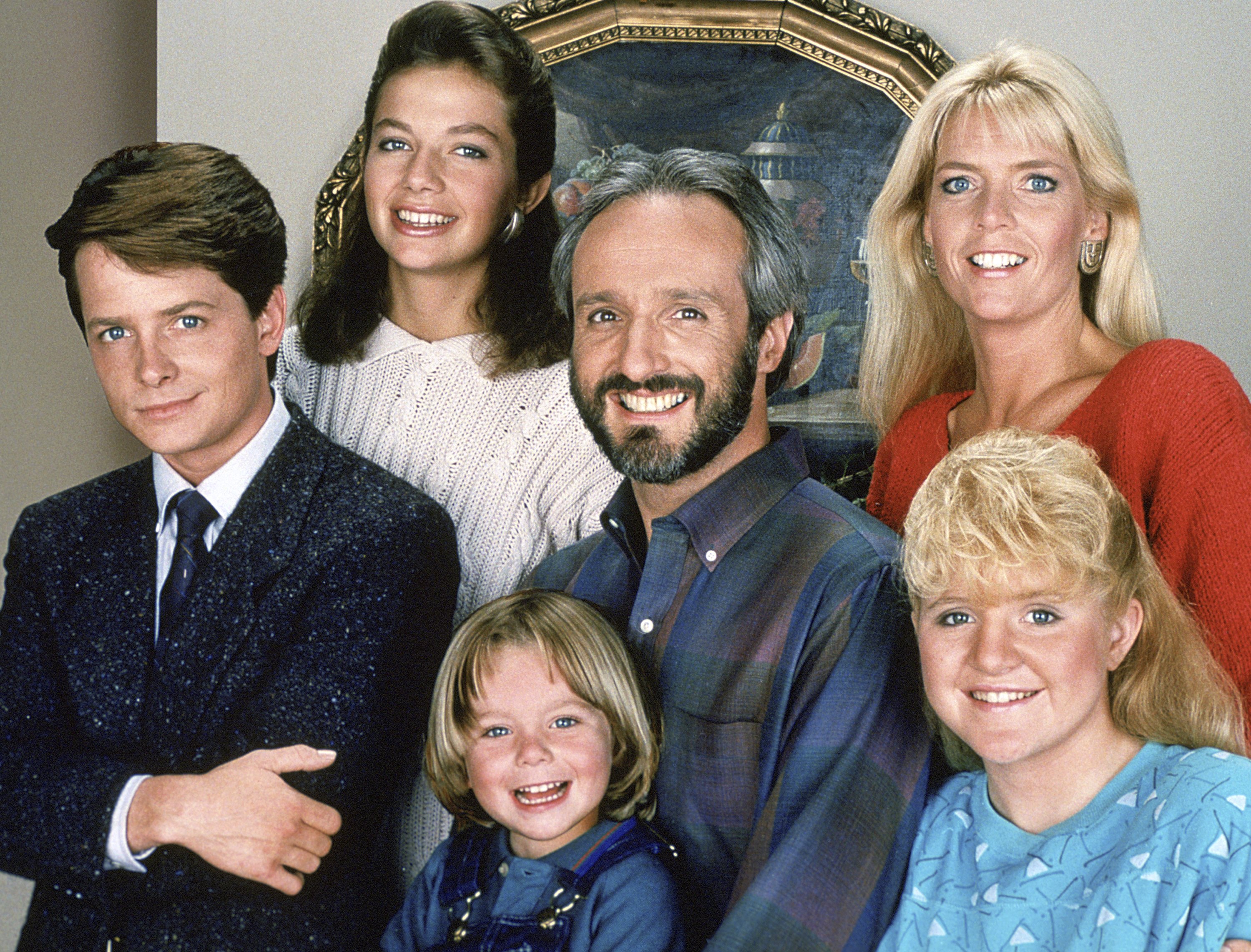 Still of Michael J. Fox, Justine Bateman, Meredith Baxter, Tina Yothers, Brian Bonsall and Michael Gross in Family Ties (1982)