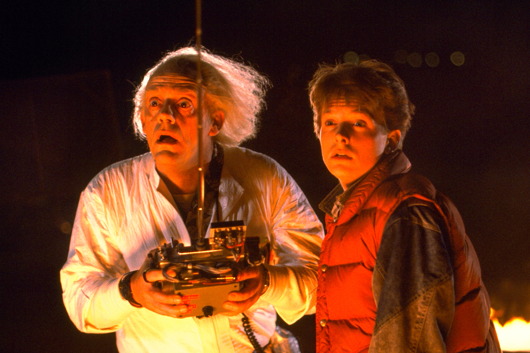 Still of Michael J. Fox and Christopher Lloyd in Atgal i ateiti (1985)