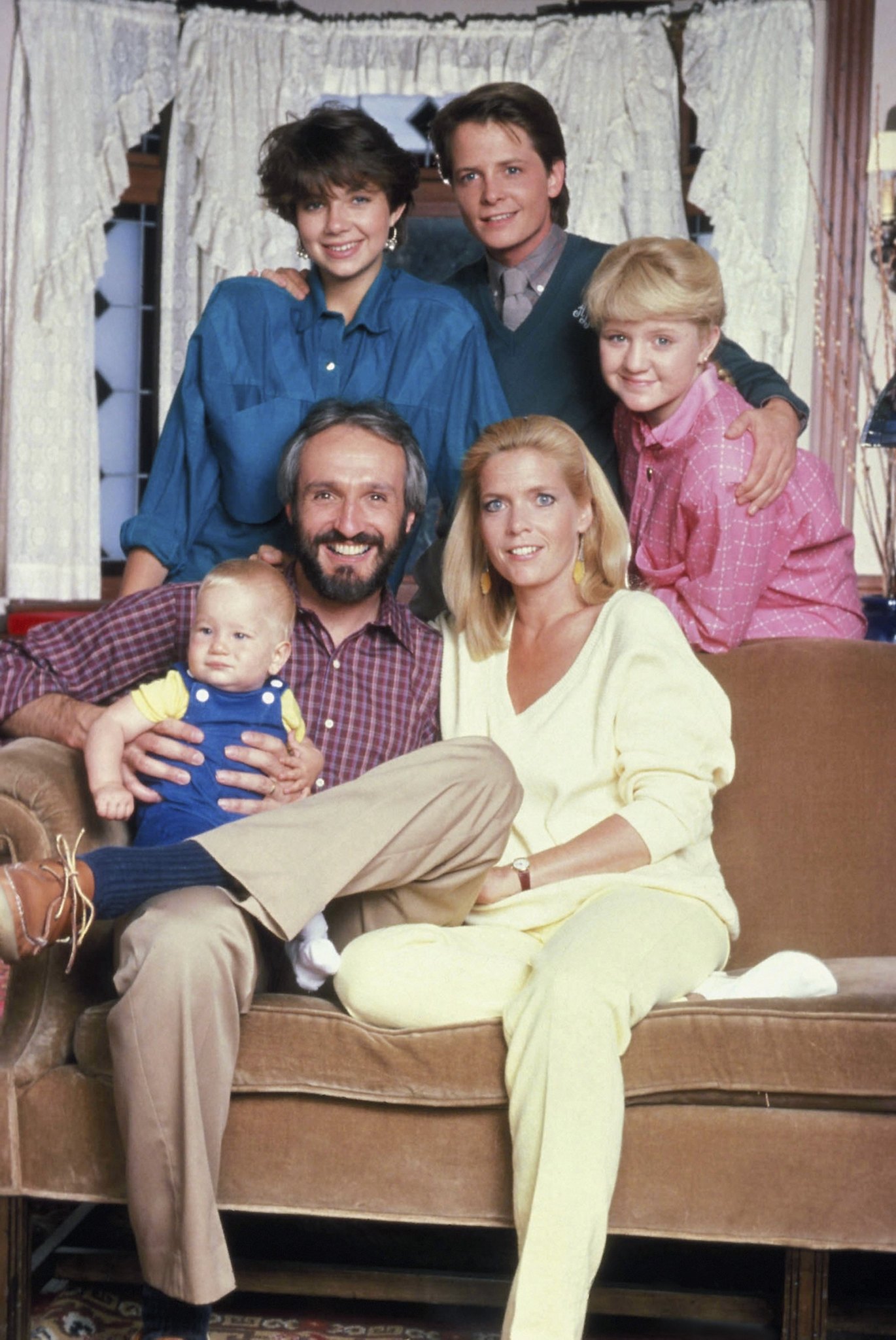 Still of Michael J. Fox, Justine Bateman, Meredith Baxter, Tina Yothers, Brian Bonsall and Michael Gross in Family Ties (1982)