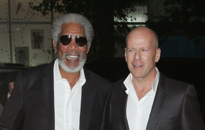 Morgan Freeman and Bruce Willis at event of Rizikinga erzinti diedukus (2010)