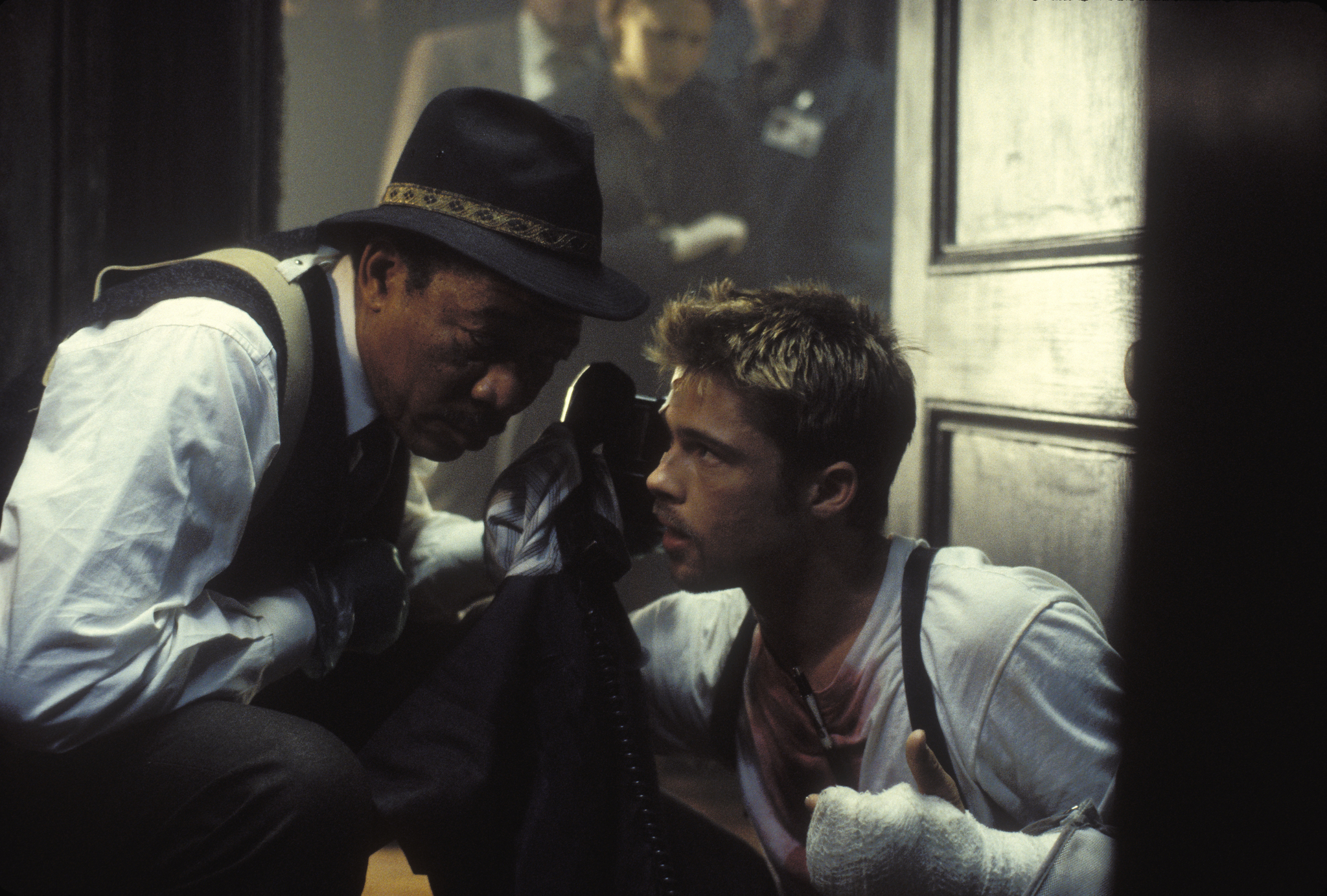 Still of Brad Pitt and Morgan Freeman in Se7en (1995)