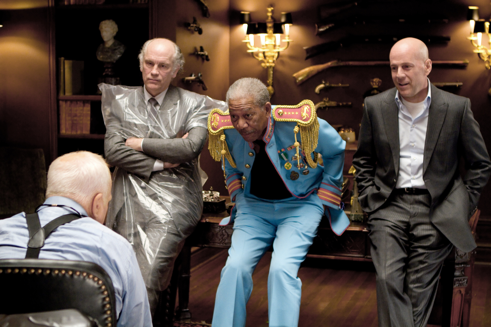 Still of Morgan Freeman, Bruce Willis and John Malkovich in Rizikinga erzinti diedukus (2010)