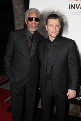 Morgan Freeman and Matt Damon at event of Nenugalimas (2009)