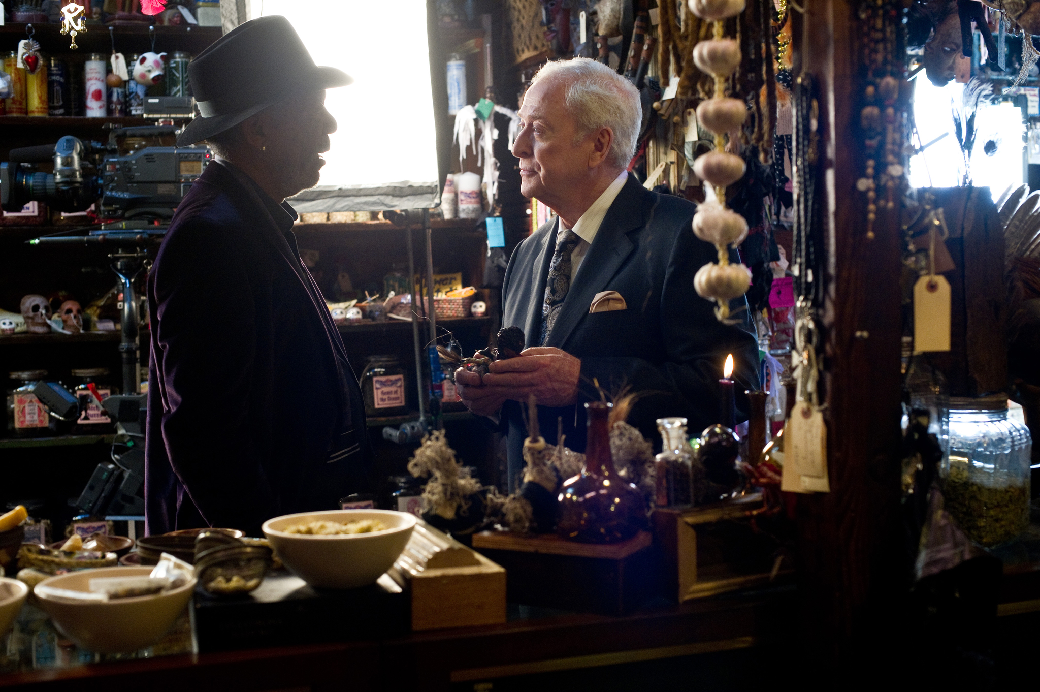 Still of Morgan Freeman and Michael Caine in Apgaules meistrai (2013)