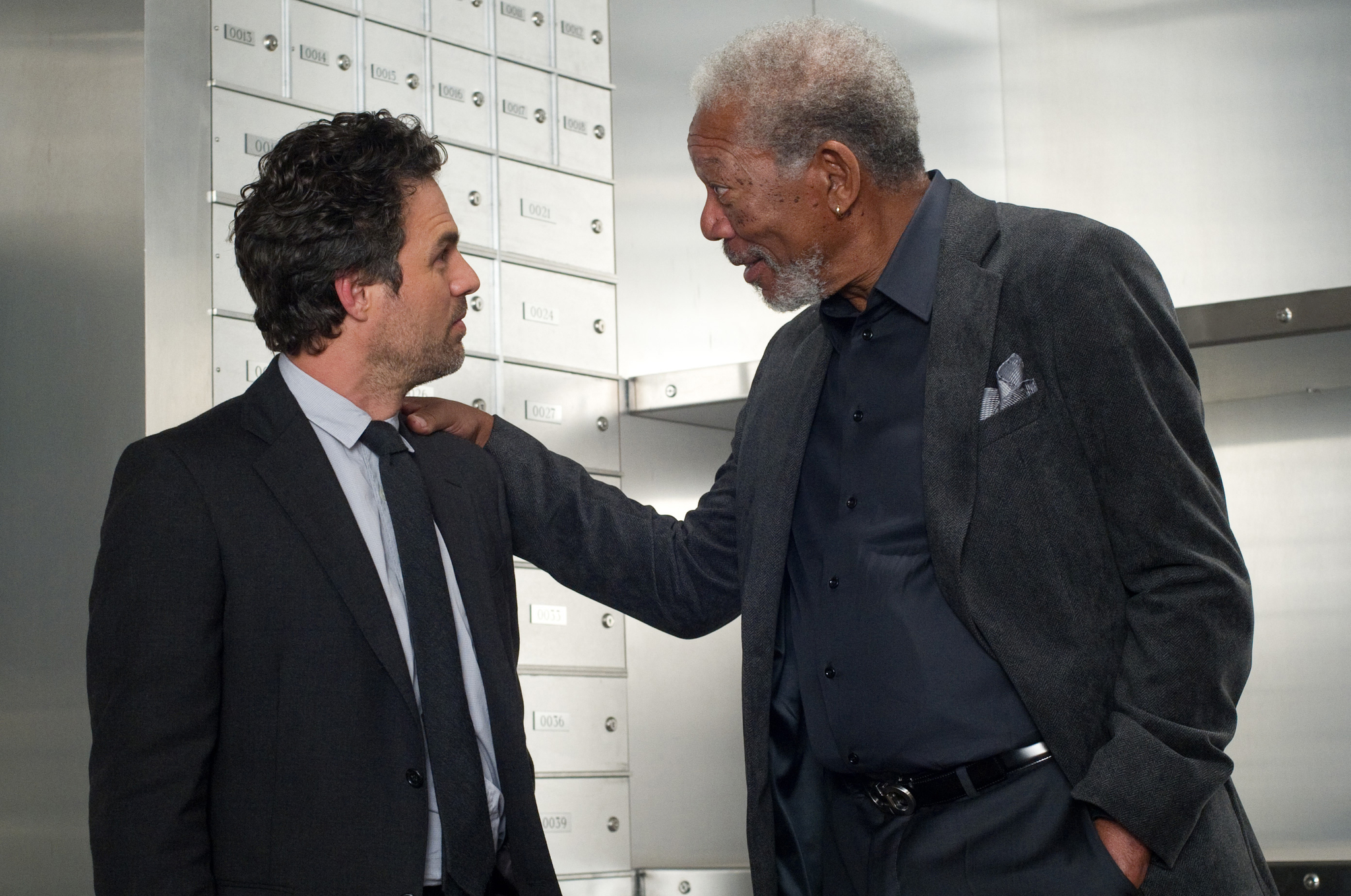 Still of Morgan Freeman and Mark Ruffalo in Apgaules meistrai (2013)